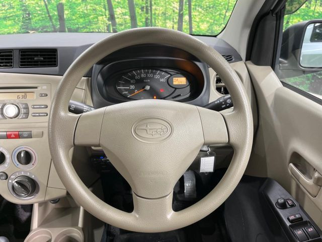 �C���e���A�ɍ��킹���f�U�C���̃X�e�A�����O�́A�^�]�������̂��Ƃ��l���A�^�]���₷���`��A�傫���ł��B�����x�A���ۂɐG���Ă��m���߂��������B