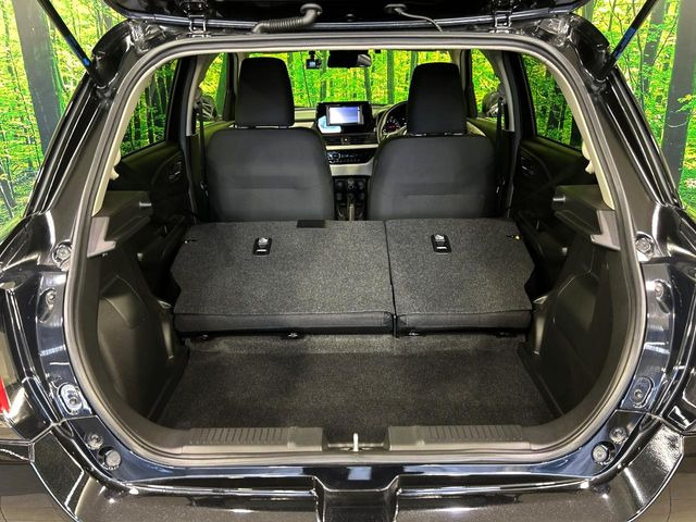 ���i�̂���������ʋ΁A���}���ɏ\���ȉ׎��X�y�[�X���m�ۂ��Ă���܂��B�Z�J���h�V�[�g��|���ƁA�傫�ȉו��̐ύڂ��\�ł���