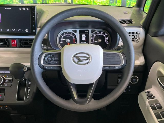 �C���e���A�ɍ��킹���f�U�C���̃X�e�A�����O�́A�^�]�������̂��Ƃ��l���A�^�]���₷���`��A�傫���ł��B�����x�A���ۂɐG���Ă��m���߂��������B