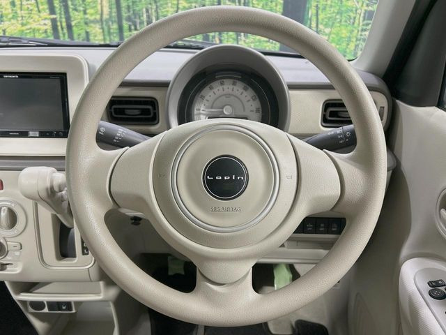 �C���e���A�ɍ��킹���f�U�C���̃X�e�A�����O�́A�^�]�������̂��Ƃ��l���A�^�]���₷���`��A�傫���ł��B�����x�A���ۂɐG���Ă��m���߂��������B