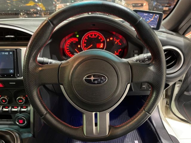 �y�����v�����X�e�A�����O�z�㎿�Ȋv���g�p���邱�ƂŁA��ɂ����������݂ƂĂ��^�]���₷���n���h���ł���