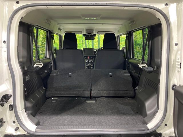 ���i�̂���������ʋ΁A���}���ɏ\���ȉ׎��X�y�[�X���m�ۂ��Ă���܂��B�Z�J���h�V�[�g��|���ƁA�傫�ȉו��̐ύڂ��\�ł���