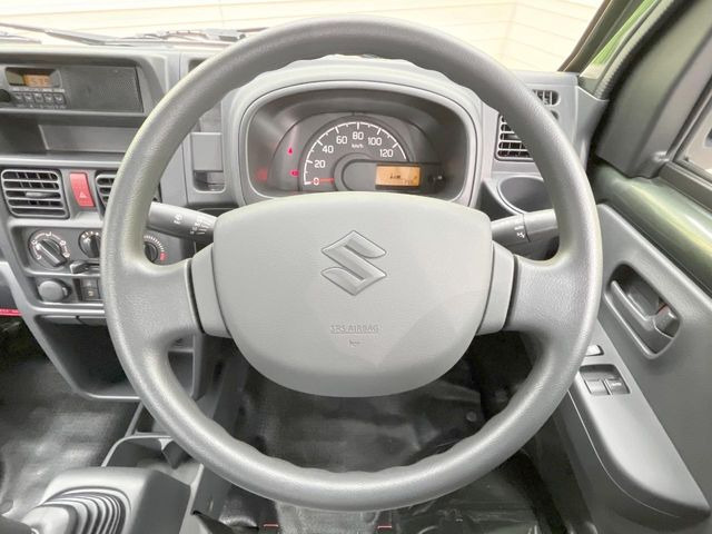 �C���e���A�ɍ��킹���f�U�C���̃X�e�A�����O�́A�^�]�������̂��Ƃ��l���A�^�]���₷���`��A�傫���ł��B�����x�A���ۂɐG���Ă��m���߂��������B