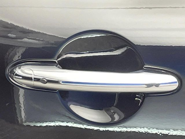 ●コンフォートアクセス:鍵を持っているだけで、ドアロック解除・施錠からエンジンスタートまで操作できる便利な機能です!