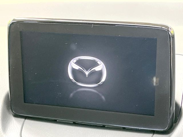 �y�}�c�_�R�l�N�g�z�ԓ��̕��͋C�Ƀ}�b�`������^�̃f�B�X�v���C�B�X�}�z�ڑ��ł̃i�r�g�p��Bluetooth�Đ����A�l�X�ȋ@�\���y���߂܂��B�����I�ȃ_�C�������삪�\�ŁA�g��������ǍD�ł��B