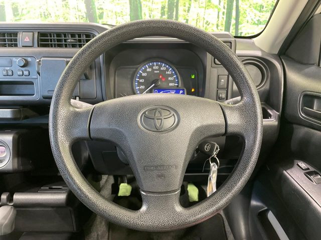 �C���e���A�ɍ��킹���f�U�C���̃X�e�A�����O�́A�^�]�������̂��Ƃ��l���A�^�]���₷���`��A�傫���ł��B�����x�A���ۂɐG���Ă��m���߂��������B