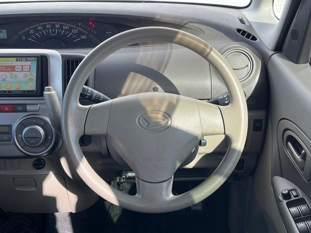 �C���e���A�ɍ��킹���f�U�C���̃X�e�A�����O�́A�^�]�������̂��Ƃ��l���A�^�]���₷���`��A�傫���ł��B�����x�A���ۂɐG���Ă��m���߂��������B