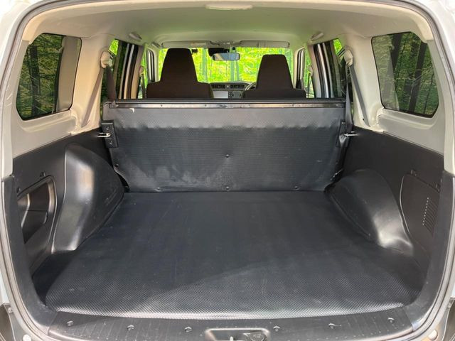 ���i�̂���������ʋ΁A���}���ɏ\���ȉ׎��X�y�[�X���m�ۂ��Ă���܂��B�Z�J���h�V�[�g��|���ƁA�傫�ȉו��̐ύڂ��\�ł���