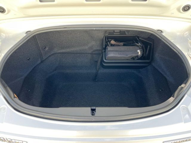 ���i�̂���������ʋ΁A���}���ɏ\���ȉ׎��X�y�[�X���m�ۂ��Ă���܂��B�Z�J���h�V�[�g��|���ƁA�傫�ȉו��̐ύڂ��\�ł���