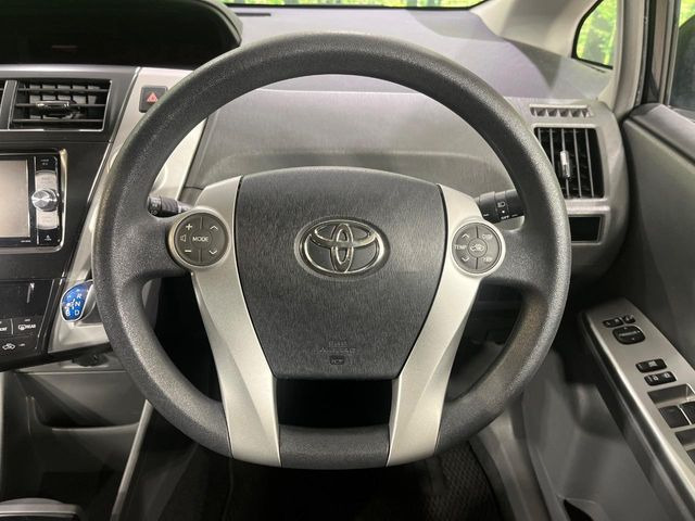 �C���e���A�ɍ��킹���f�U�C���̃X�e�A�����O�́A�^�]�������̂��Ƃ��l���A�^�]���₷���`��A�傫���ł��B�����x�A���ۂɐG���Ă��m���߂��������B