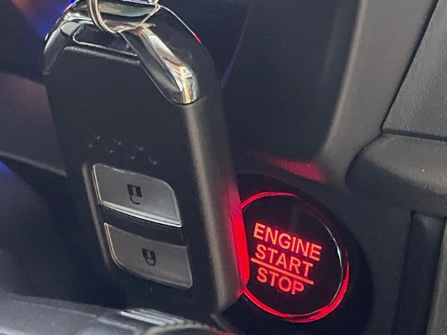 �yHonda�X�}�[�g�L�[�z�J�o����|�P�b�g�ɓ��ꂽ�܂܂ł��h�A�̎{���E�������\�ȃX�}�[�g�L�[�𑕔��B�G���W���̃I���E�I�t�����J�M�����o���K�v����������Ƃ��Ă��֗��ł���