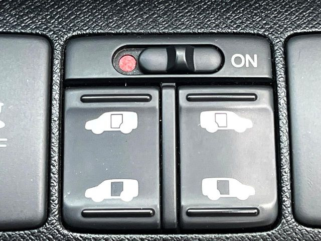 �y�����X���C�h�h�A�z���ԏ�ŗׂ̎ԂƂ̊Ԋu���������ɂ������A�X���C�h�h�A�Ȃ���S!�h�A�I�[�v������������炸�A�J�������L���̂ŏ��~�肪�Ƃ��Ă��ȒP�ł��B�傫�ȉו��̏o���������Ȃ���\��