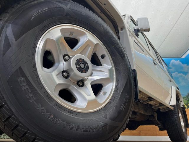 �y����16�C���`�A���~�z�C�[���z�O�ςɃ}�b�`���������A���~�z�C�[���𑕒����Ă���܂��B�e��ЊO�A���~�z�C�[����A�X�^�b�h���X�^�C�����戵�����Ă���܂��B���񂲑��k����������