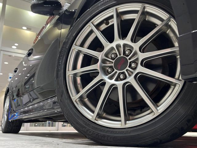 �y����STI�C���`�A���~�z�C�[���z�O�ςɃ}�b�`���������A���~�z�C�[���𑕒����Ă���܂��B�e��ЊO�A���~�z�C�[����A�X�^�b�h���X�^�C�����戵�����Ă���܂��B���񂲑��k����������