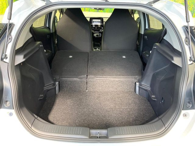 ���i�̂���������ʋ΁A���}���ɏ\���ȉ׎��X�y�[�X���m�ۂ��Ă���܂��B�Z�J���h�V�[�g��|���ƁA�傫�ȉו��̐ύڂ��\�ł���