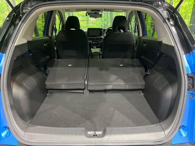 ���i�̂���������ʋ΁A���}���ɏ\���ȉ׎��X�y�[�X���m�ۂ��Ă���܂��B�Z�J���h�V�[�g��|���ƁA�傫�ȉו��̐ύڂ��\�ł���