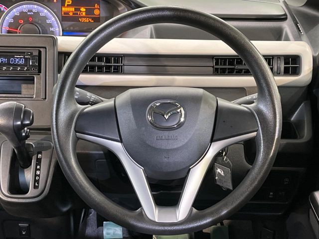 �C���e���A�ɍ��킹���f�U�C���̃X�e�A�����O�́A�^�]�������̂��Ƃ��l���A�^�]���₷���`��A�傫���ł��B�����x�A���ۂɐG���Ă��m���߂��������B