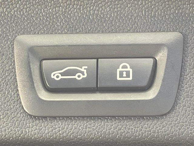 ●電動リアゲート:ワンタッチでリアゲートの開閉ができ、荷物などで両手が塞がっている状態でも簡単に開閉ができる便利機能です。