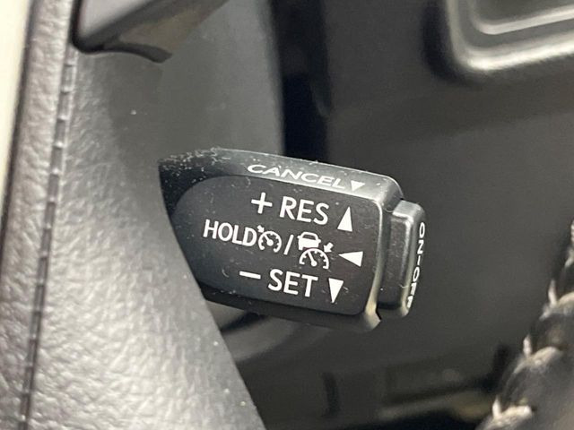 【レーダークルーズコントロール】高速道路での長距離走行が楽に!!自動で速度を保つクルーズコントロールが、衝突軽減システムと連携し、前方の車両を感知して車間を保つように速度調節してくれます!!