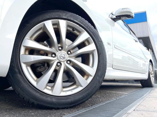 �y����18�C���`�A���~�z�C�[���z�O�ςɃ}�b�`���������A���~�z�C�[���𑕒����Ă���܂��B�e��ЊO�A���~�z�C�[����A�X�^�b�h���X�^�C�����戵�����Ă���܂��B���񂲑��k����������