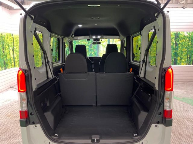 ���i�̂���������ʋ΁A���}���ɏ\���ȉ׎��X�y�[�X���m�ۂ��Ă���܂��B�Z�J���h�V�[�g��|���ƁA�傫�ȉו��̐ύڂ��\�ł���