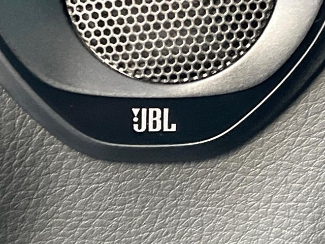 �yJBL�T�E���h�V�X�e���z���[�J�[�I�v�V�����̍��i�ʃT�E���h�V�X�e���𓋍ځB��p�̃`���[�j���O���{���ꂽ�召�l�X�ȃX�s�[�J�[����ǎ��ȃT�E���h���t�ł��A�Տꊴ���ӂ�鉹����Ԃ����o���܂��B
