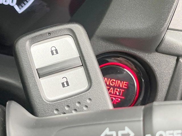 �yHonda�X�}�[�g�L�[�z�J�o����|�P�b�g�ɓ��ꂽ�܂܂ł��h�A�̎{���E�������\�ȃX�}�[�g�L�[�𑕔��B�G���W���̃I���E�I�t�����J�M�����o���K�v����������Ƃ��Ă��֗��ł���