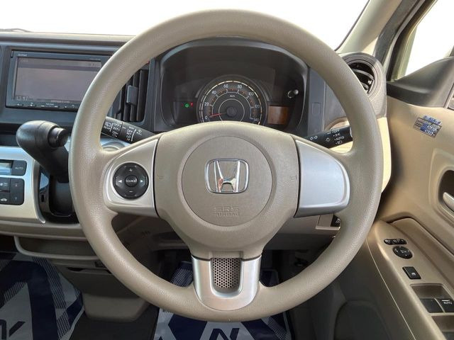 �C���e���A�ɍ��킹���f�U�C���̃X�e�A�����O�́A�^�]�������̂��Ƃ��l���A�^�]���₷���`��A�傫���ł��B�����x�A���ۂɐG���Ă��m���߂��������B