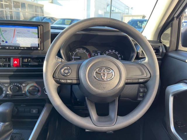 �C���e���A�ɍ��킹���f�U�C���̃X�e�A�����O�́A�^�]�������̂��Ƃ��l���A�^�]���₷���`��A�傫���ł��B�����x�A���ۂɐG���Ă��m���߂��������B