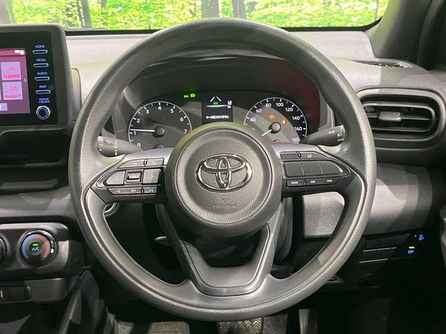 �C���e���A�ɍ��킹���f�U�C���̃X�e�A�����O�́A�^�]�������̂��Ƃ��l���A�^�]���₷���`��A�傫���ł��B�����x�A���ۂɐG���Ă��m���߂��������B