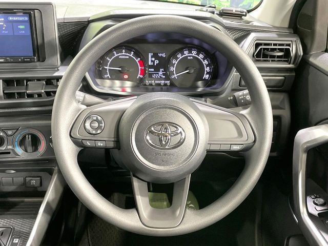 �C���e���A�ɍ��킹���f�U�C���̃X�e�A�����O�́A�^�]�������̂��Ƃ��l���A�^�]���₷���`��A�傫���ł��B�����x�A���ۂɐG���Ă��m���߂��������B