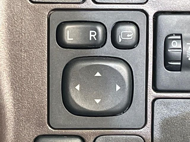 �y�d���i�[�~���[�z�T�C�h�~���[�͓d���i�[���ƂȂ��Ă���A�������ԏ�ł��L�Y�������X�N��}�����܂��B