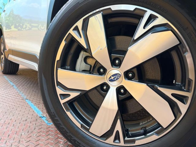 �y����18�C���`�A���~�z�C�[���z�O�ςɃ}�b�`���������A���~�z�C�[���𑕒����Ă���܂��B�e��ЊO�A���~�z�C�[����A�X�^�b�h���X�^�C�����戵�����Ă���܂��B���񂲑��k����������