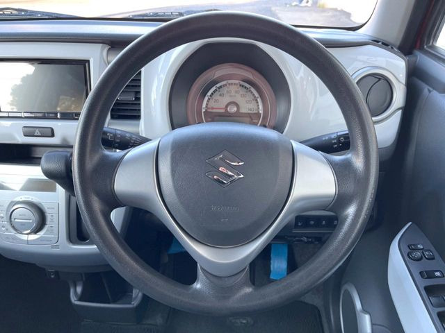 �C���e���A�ɍ��킹���f�U�C���̃X�e�A�����O�́A�^�]�������̂��Ƃ��l���A�^�]���₷���`��A�傫���ł��B�����x�A���ۂɐG���Ă��m���߂��������B