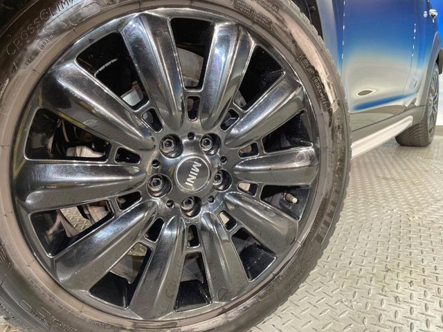 ●純正18インチアルミホイール:輸入車ならではの卓越した走りを支えるホイールと足回りです!日本車の走りに慣れている方にもぜひ体感して頂きたいほど、高いレベルでまとまっています!