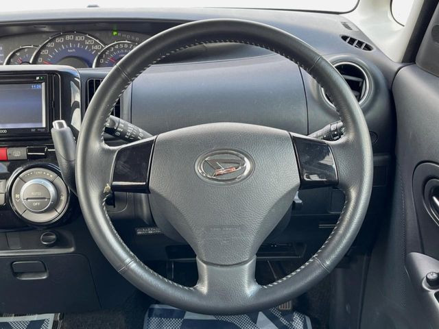 �C���e���A�ɍ��킹���f�U�C���̃X�e�A�����O�́A�^�]�������̂��Ƃ��l���A�^�]���₷���`��A�傫���ł��B�����x�A���ۂɐG���Ă��m���߂��������B