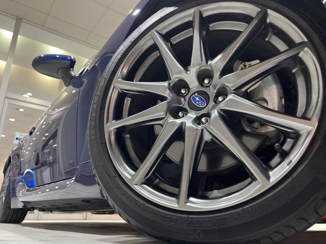 �y����17�C���`�A���~�z�C�[���z�O�ςɃ}�b�`���������A���~�z�C�[���𑕒����Ă���܂��B�e��ЊO�A���~�z�C�[����A�X�^�b�h���X�^�C�����戵�����Ă���܂��B���񂲑��k����������