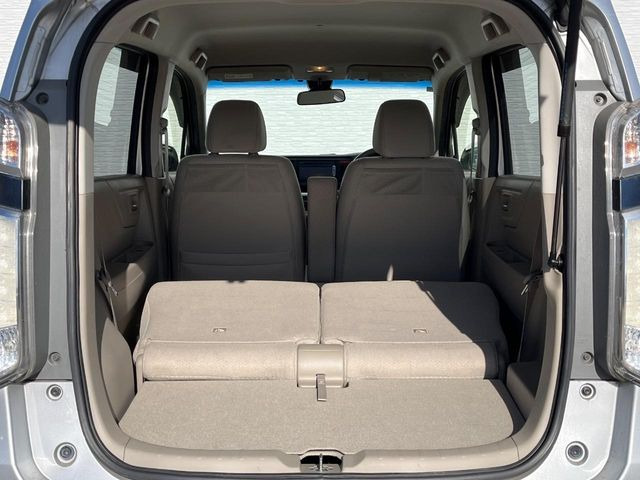 ���i�̂���������ʋ΁A���}���ɏ\���ȉ׎��X�y�[�X���m�ۂ��Ă���܂��B�Z�J���h�V�[�g��|���ƁA�傫�ȉו��̐ύڂ��\�ł���