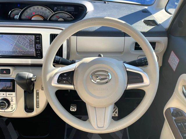 �C���e���A�ɍ��킹���f�U�C���̃X�e�A�����O�́A�^�]�������̂��Ƃ��l���A�^�]���₷���`��A�傫���ł��B�����x�A���ۂɐG���Ă��m���߂��������B