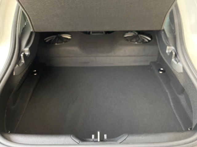 ���i�̂���������ʋ΁A���}���ɏ\���ȉ׎��X�y�[�X���m�ۂ��Ă���܂��B