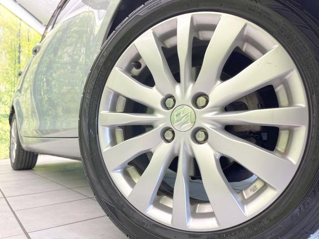 �y����16�C���`�A���~�z�C�[���z�O�ςɃ}�b�`���������A���~�z�C�[���𑕒����Ă���܂��B�e��ЊO�A���~�z�C�[����A�X�^�b�h���X�^�C�����戵�����Ă���܂��B���񂲑��k����������