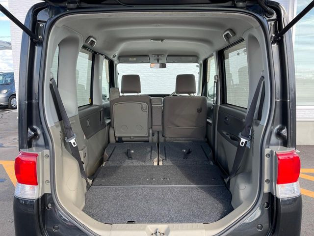 ���i�̂���������ʋ΁A���}���ɏ\���ȉ׎��X�y�[�X���m�ۂ��Ă���܂��B�Z�J���h�V�[�g��|���ƁA�傫�ȉו��̐ύڂ��\�ł���