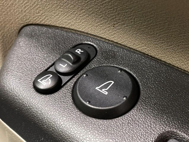 �y�d���i�[�~���[�z�T�C�h�~���[�͓d���i�[���ƂȂ��Ă���A�������ԏ�ł��L�Y�������X�N��}�����܂��B