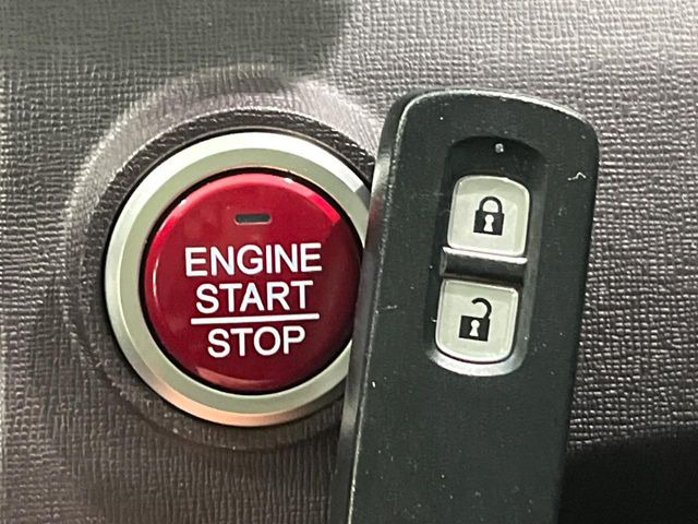 �yHonda�X�}�[�g�L�[�z�J�o����|�P�b�g�ɓ��ꂽ�܂܂ł��h�A�̎{���E�������\�ȃX�}�[�g�L�[�𑕔��B�G���W���̃I���E�I�t�����J�M�����o���K�v����������Ƃ��Ă��֗��ł���