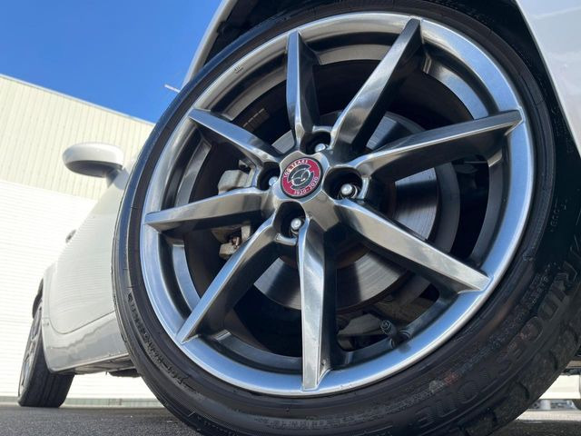 �y�O���[�h��p����17�C���`�A���~�z�C�[���z�f�U�C�����̍��������A���~�z�C�[���𑕒����Ă���܂��B�e��ЊO�A���~�z�C�[����A�X�^�b�h���X�^�C�����戵�����Ă���܂��B���񂲑��k����������