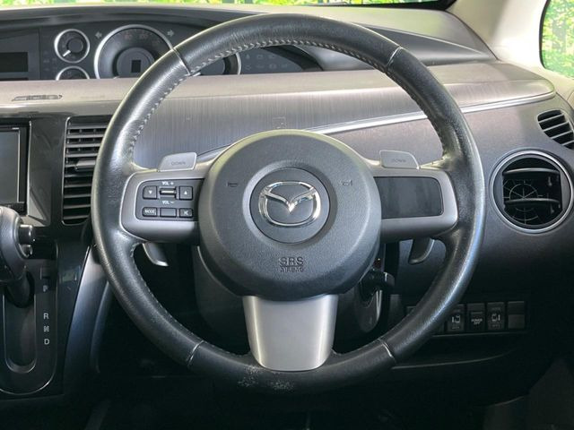 �C���e���A�ɍ��킹���f�U�C���̃X�e�A�����O�́A�^�]�������̂��Ƃ��l���A�^�]���₷���`��A�傫���ł��B�����x�A���ۂɐG���Ă��m���߂��������B