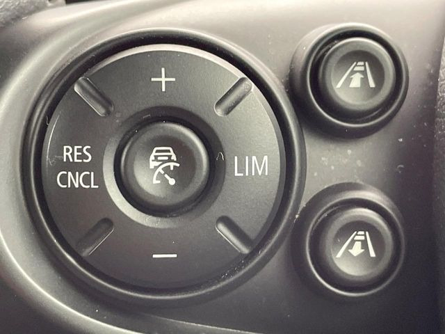 ●レーダークルーズコントロール:前の車との車間距離を一定にとりつつ、一定速度で自動走行してくれる次世代のクルーズコントロール!主に高速道路や自動車専用道路で使用する便利な機能です!