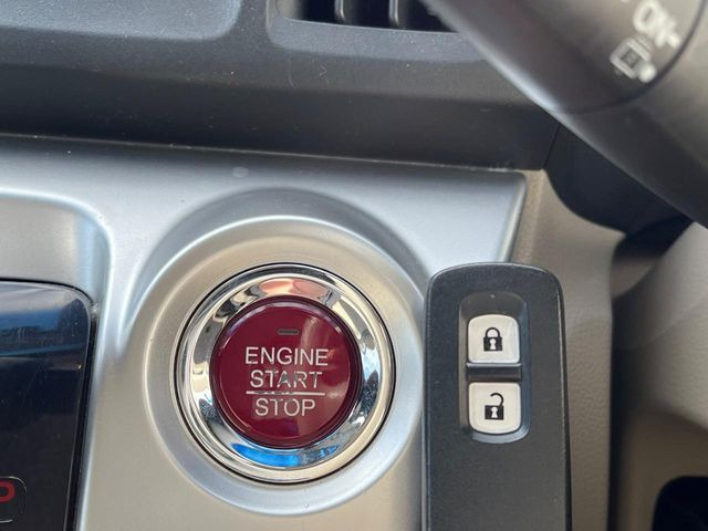 �yHonda�X�}�[�g�L�[�z�J�o����|�P�b�g�ɓ��ꂽ�܂܂ł��h�A�̎{���E�������\�ȃX�}�[�g�L�[�𑕔��B�G���W���̃I���E�I�t�����J�M�����o���K�v����������Ƃ��Ă��֗��ł���