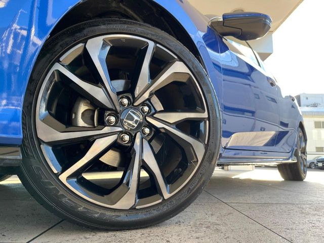 �y����18�C���`�A���~�z�C�[���z�O�ςɃ}�b�`���������A���~�z�C�[���𑕒����Ă���܂��B�e��ЊO�A���~�z�C�[����A�X�^�b�h���X�^�C�����戵�����Ă���܂��B���񂲑��k����������