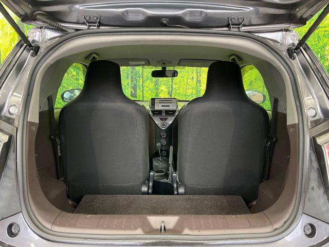 ���i�̂���������ʋ΁A���}���ɏ\���ȉ׎��X�y�[�X���m�ۂ��Ă���܂��B�Z�J���h�V�[�g��|���ƁA�傫�ȉו��̐ύڂ��\�ł���